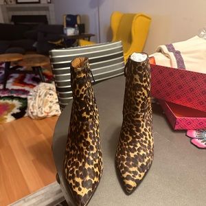 Gorgeous brand new Tory Burch leopard print booties. Size 10.
